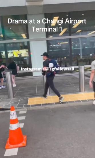 女子狂扯男子上衣,男子抵抗。(互聯網)