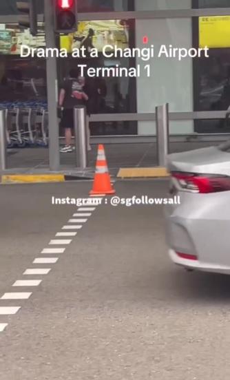 女子一邊拉扯,一邊向男子咆哮。(互聯網)