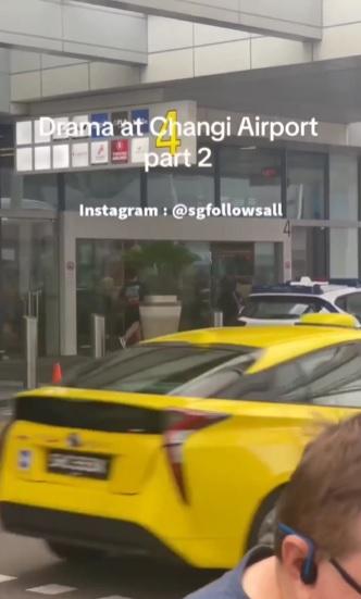 男子追著女子進航廈。(互聯網)