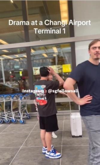 女子拖喼問罪,男子看似摸不著頭腦。(互聯網)