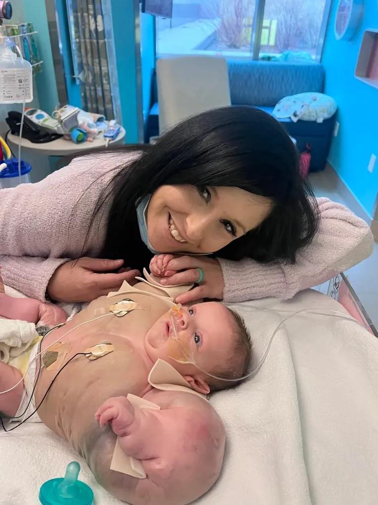 切爾茜喜見女兒平安出生。(互聯網)