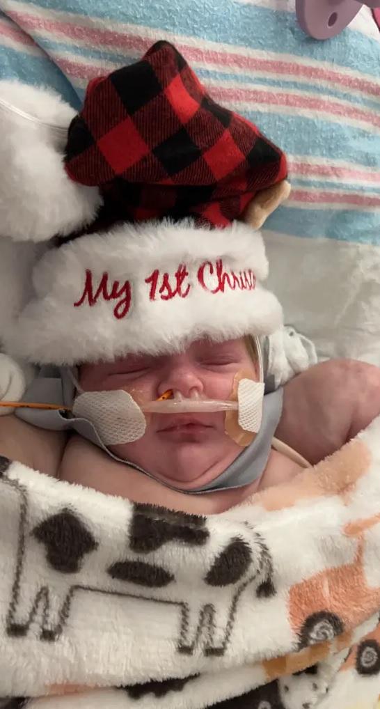 阿曼妮過第一個聖誕節。(互聯網)