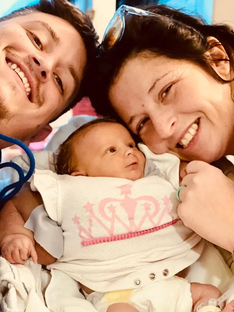 切爾茜與丈夫為女兒奇蹟生存,欣喜萬分。(互聯網)