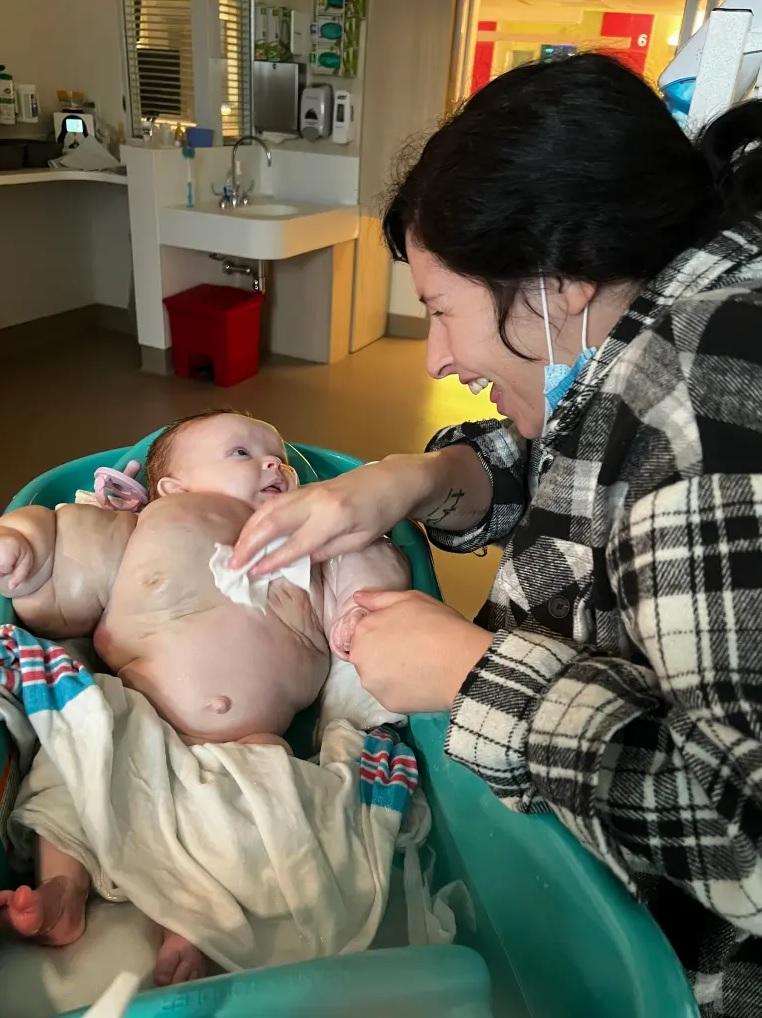 切爾茜悉心照顧女兒。(互聯網)