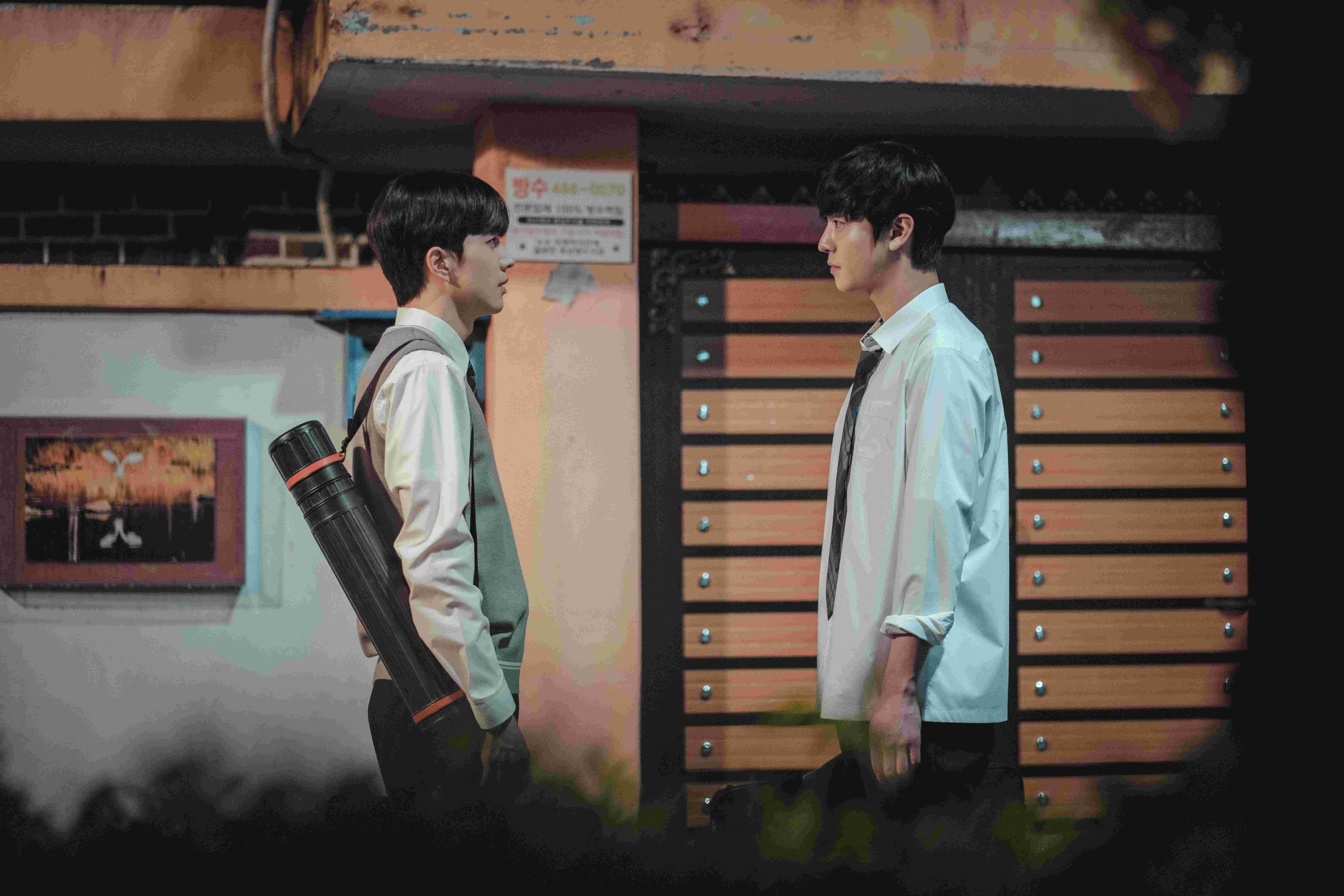 安孝燮與姜勳在劇中飾演青梅竹馬的兄弟。(圖/Netflix提供)