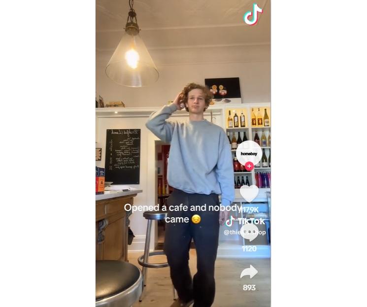 Tom頹爆拍片,介紹他精心打造的咖啡店。(互聯網)