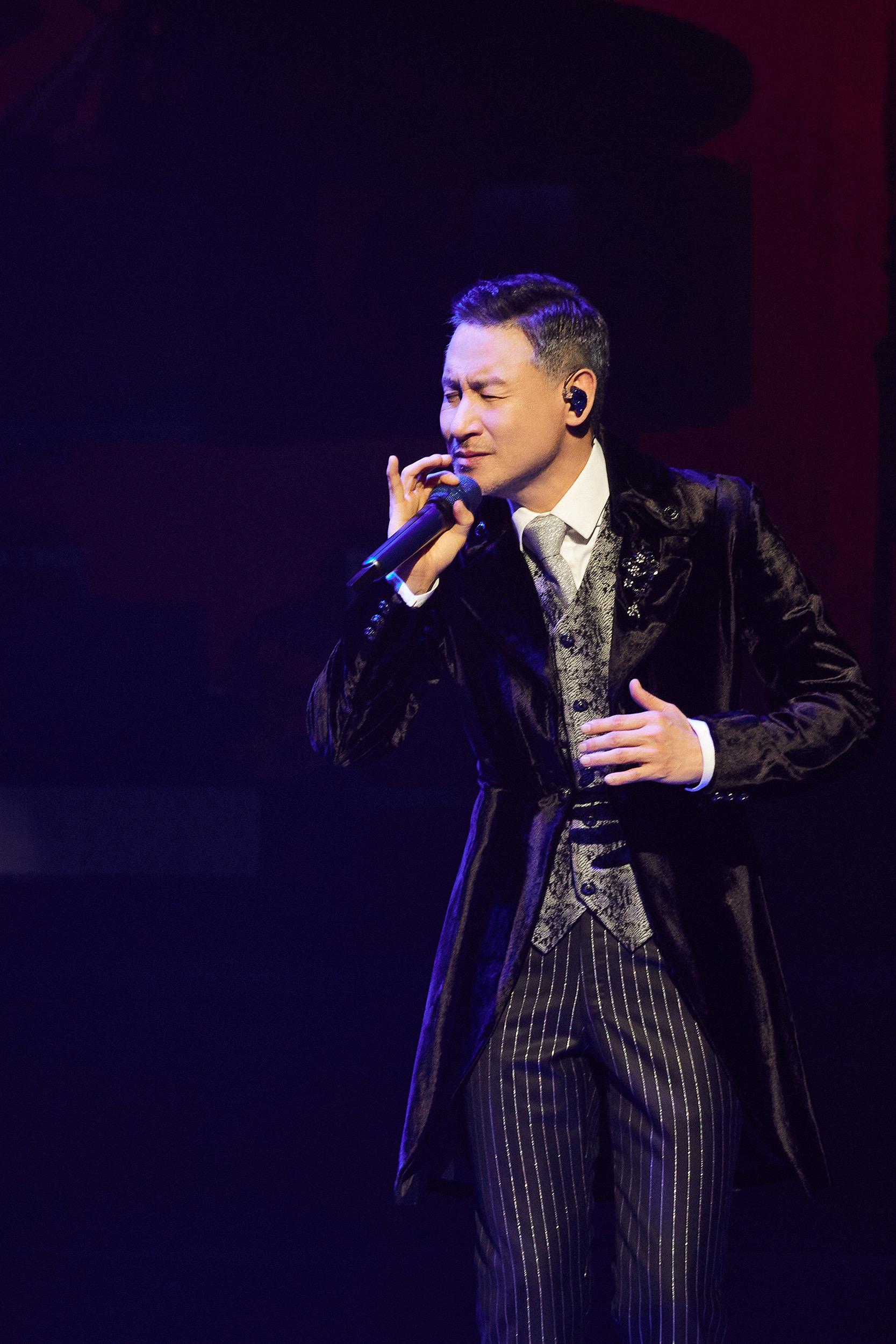 張學友清唱了幾句《等風雨經過》,更搞笑表示要回家背背歌詞。