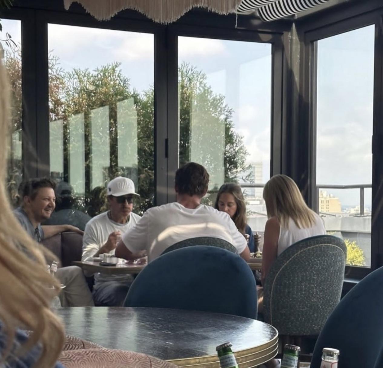 有粉絲野生捕獲鷹眼Jeremy Renner、鐵甲奇俠羅拔唐尼和雷神基斯咸士禾夫在波士頓餐廳進餐。