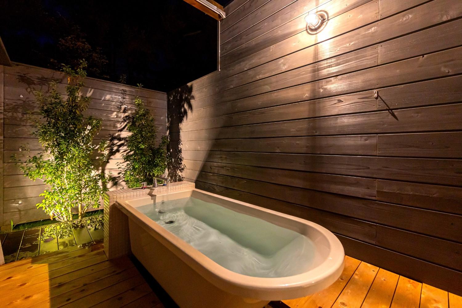 東京自由行 |房間附設有溫泉露天風呂,泉水來自山中湖平野溫泉。 ( 圖片來源:PRTIMES)