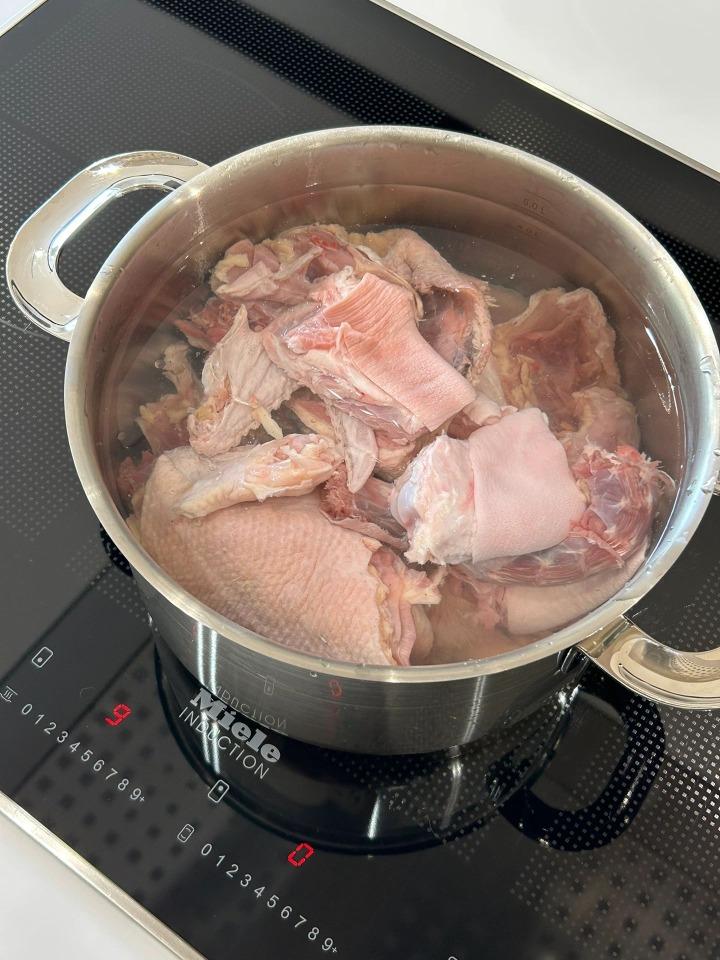 所謂「開水」,實際上是精心烹調的雞湯。此湯經老母雞、老母鴨、雲腿蹄肉、排骨、乾貝等食材熬煮8小時,以將食材精華盡釋出湯內。(圖片來源:陈夹夹NiA@小紅書)