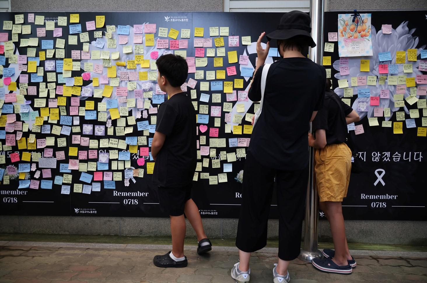 南韓一名教師疑不堪壓力自殺,民眾周一在首爾集會悼念及抗議。(路透社)