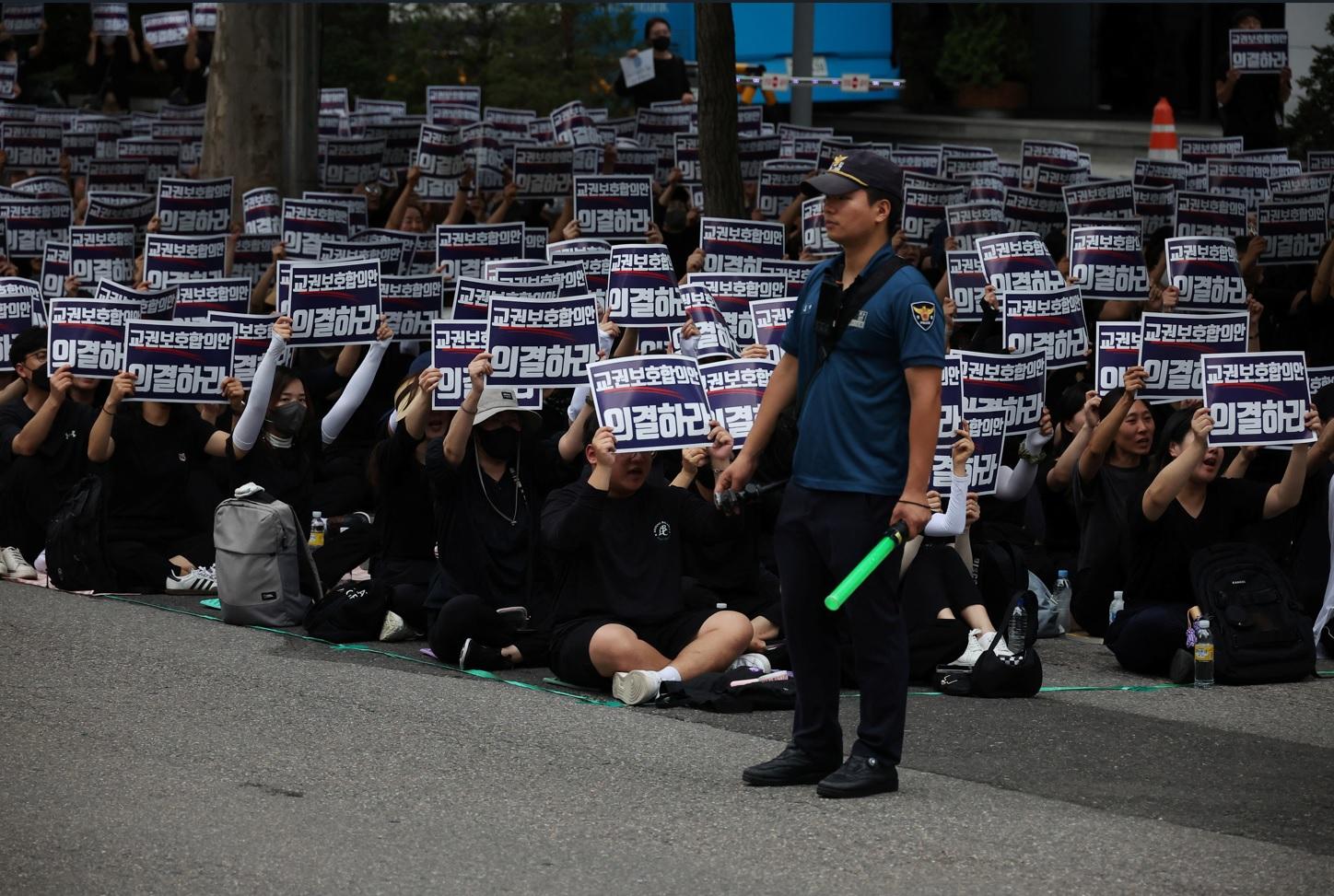 南韓一名教師疑不堪壓力自殺,民眾周一在首爾集會悼念及抗議。(路透社)