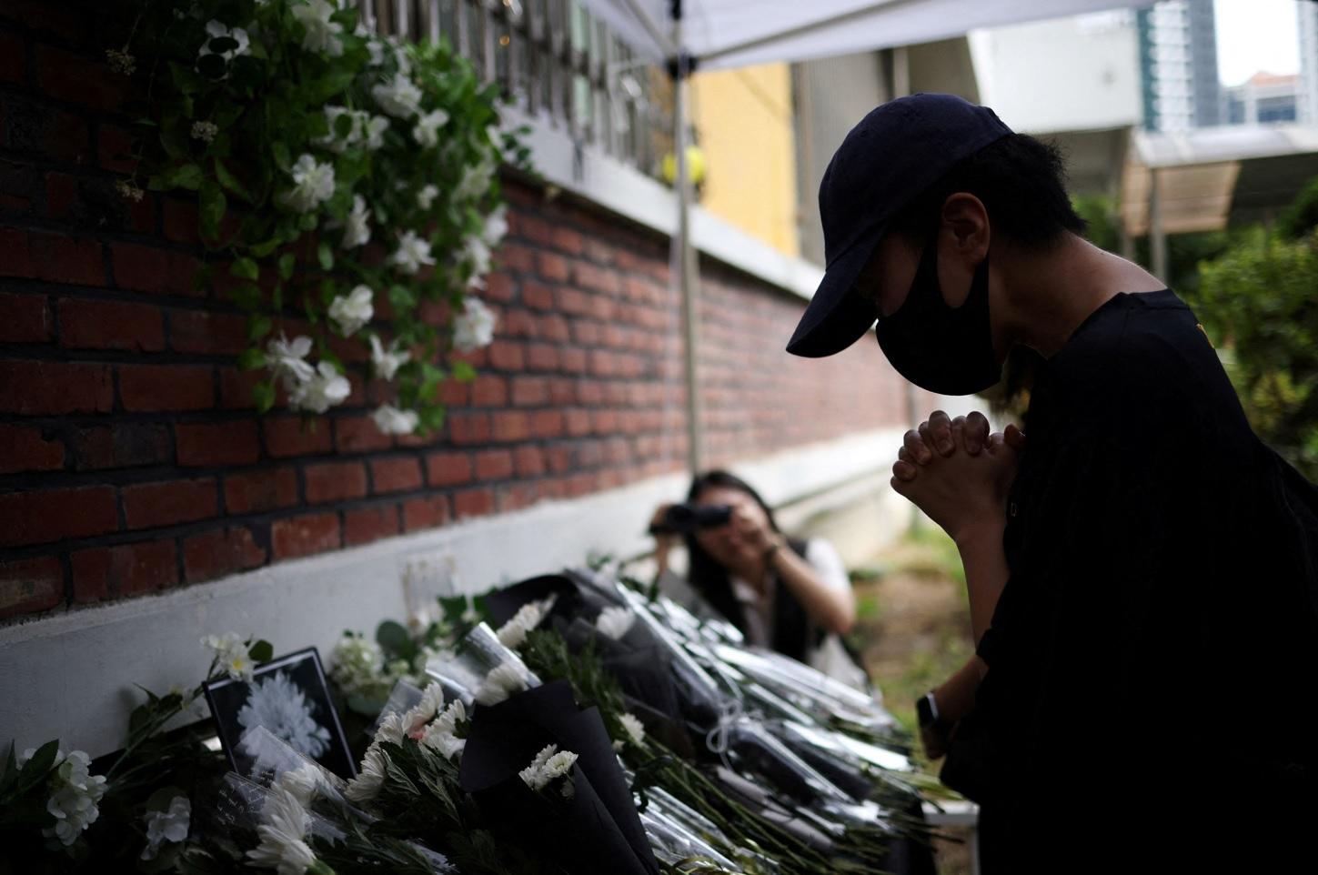 南韓一名教師疑不堪壓力自殺,民眾周一在首爾集會悼念及抗議。(路透社)