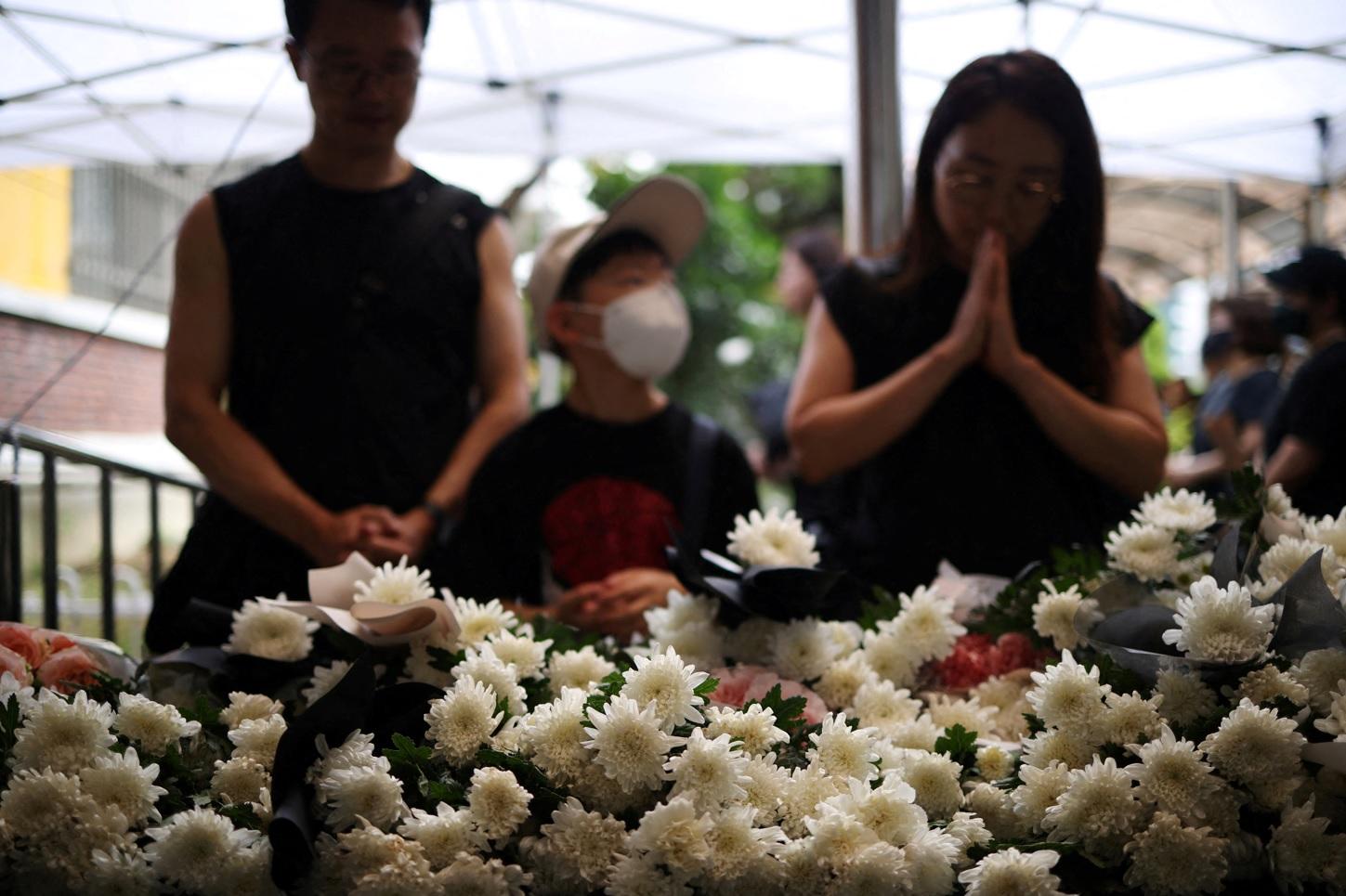 南韓一名教師疑不堪壓力自殺,民眾周一在首爾集會悼念及抗議。(路透社)