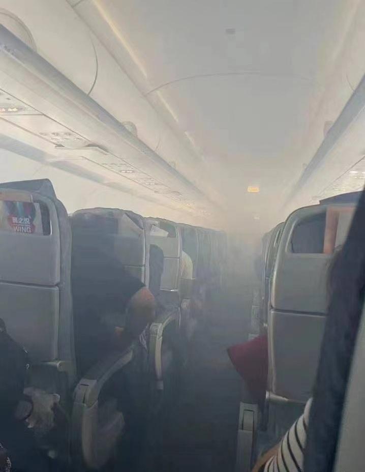 機艙裡煙霧瀰漫。(互聯網)