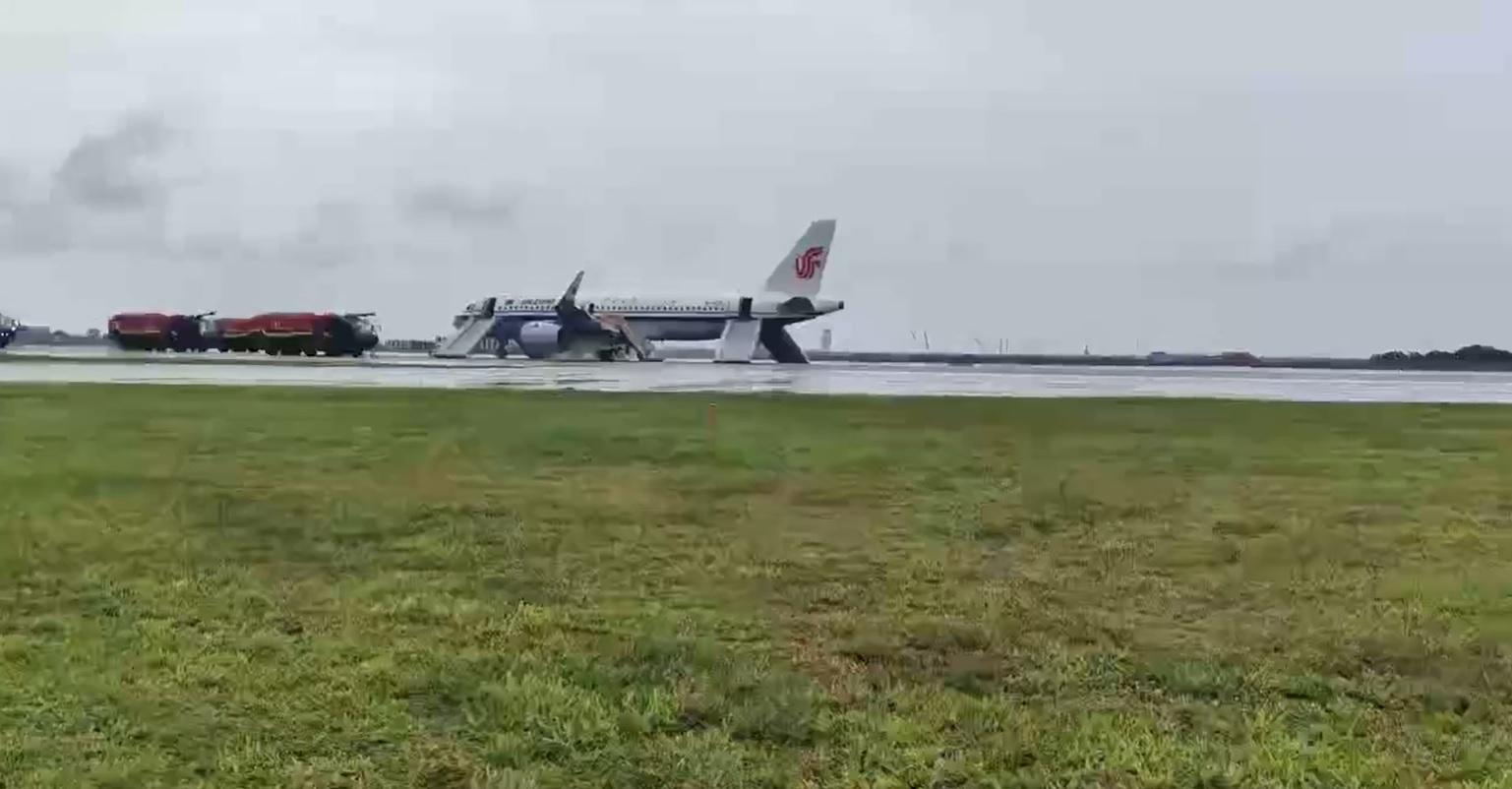 客機在機場第三跑道緊急降落。(互聯網)