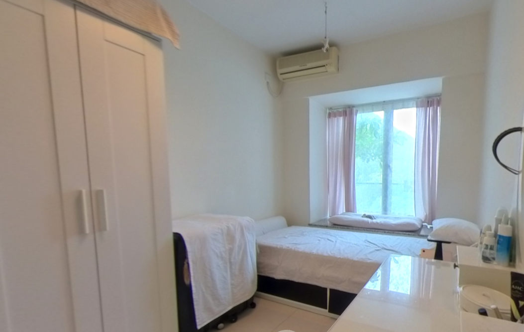 單位主人房面向翠綠山巒,景致開揚。(代理提供)