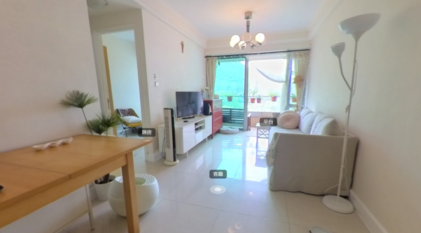 長方形大廳間隔寬敞,外接特色平台。(代理提供)