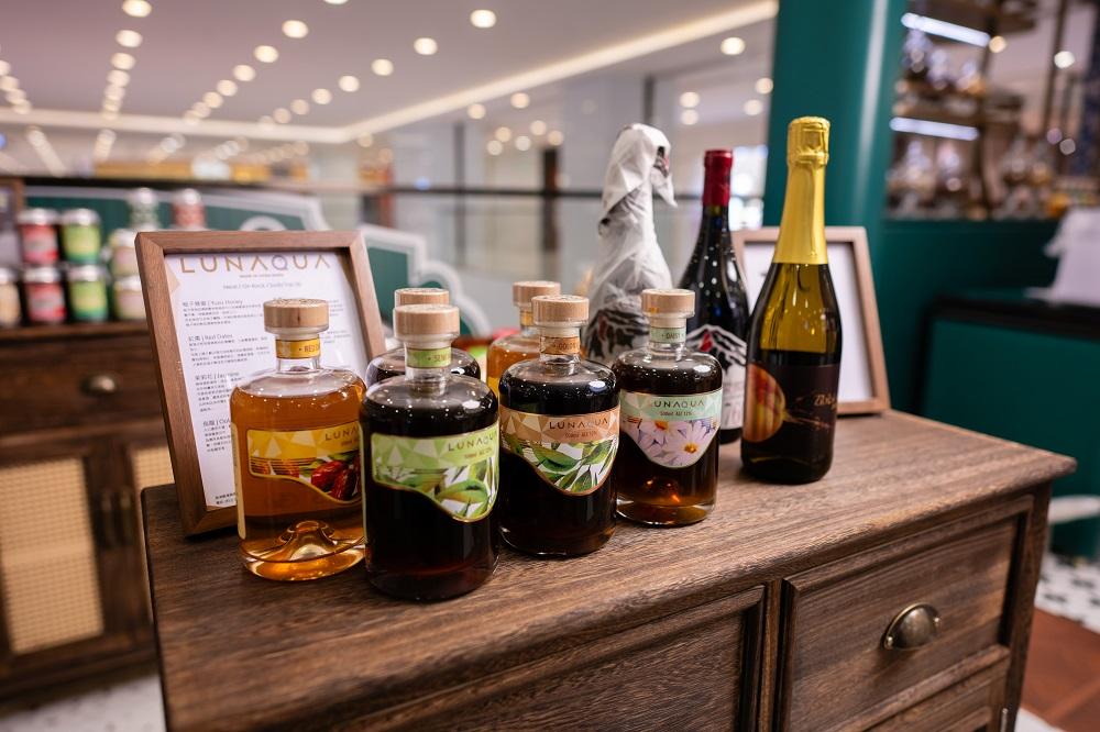 月榥Lunaqua工作坊|DIY調配月榥調酒-清雅&大熱|活動日期:2023年10月14日及15日 活動時間:下午3時至3時45分、下午4時15分至5時|優先報名所需消費金額:HK$100/位|即場報名:免費 *參加者須年滿18歲。