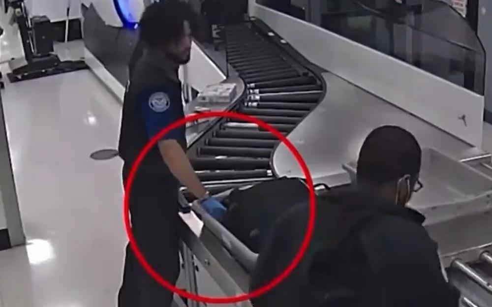 職員偷偷打開旅客行李偷竊。(影片截圖)