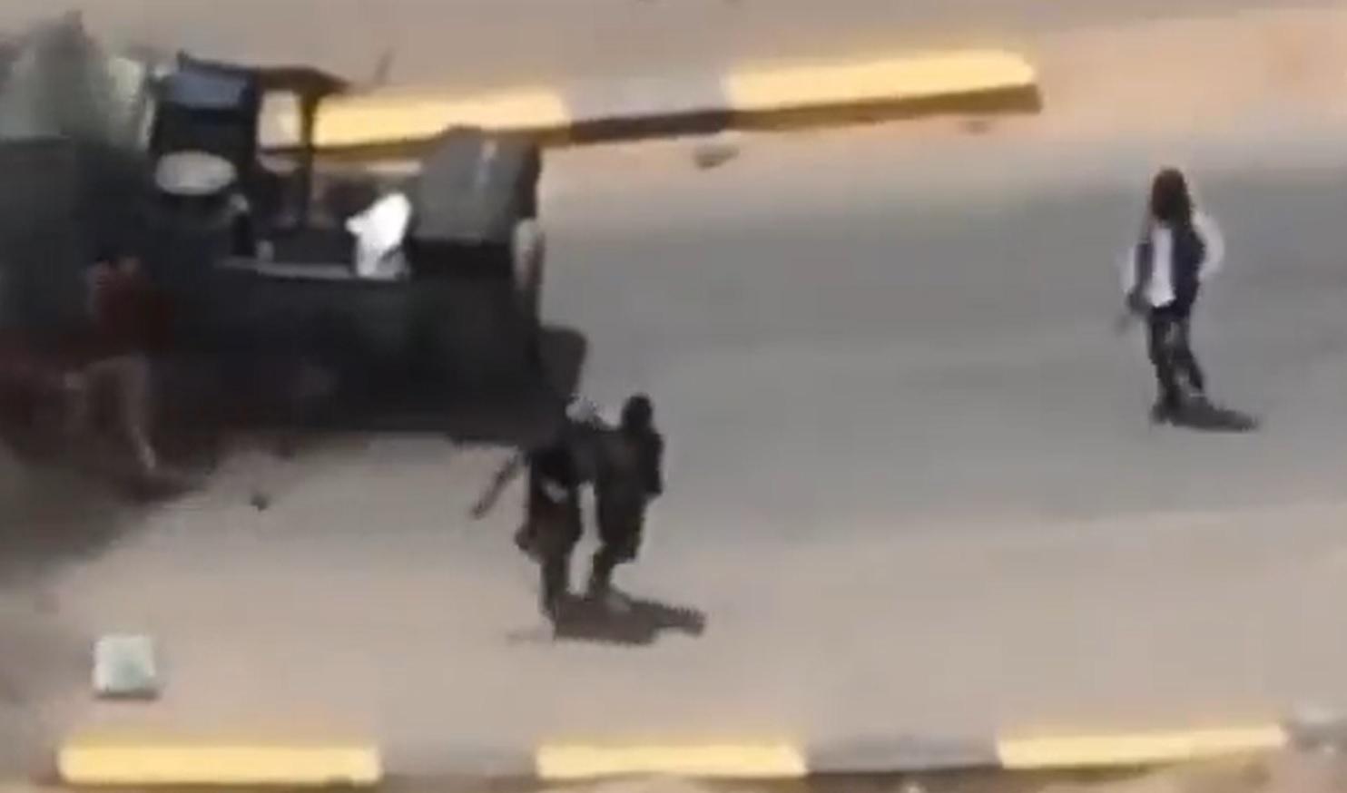 車上有人扶走傷者。(影片截圖)