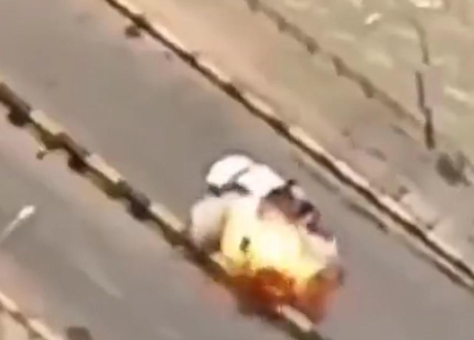 無人機擊中車旁並爆炸。(影片截圖)