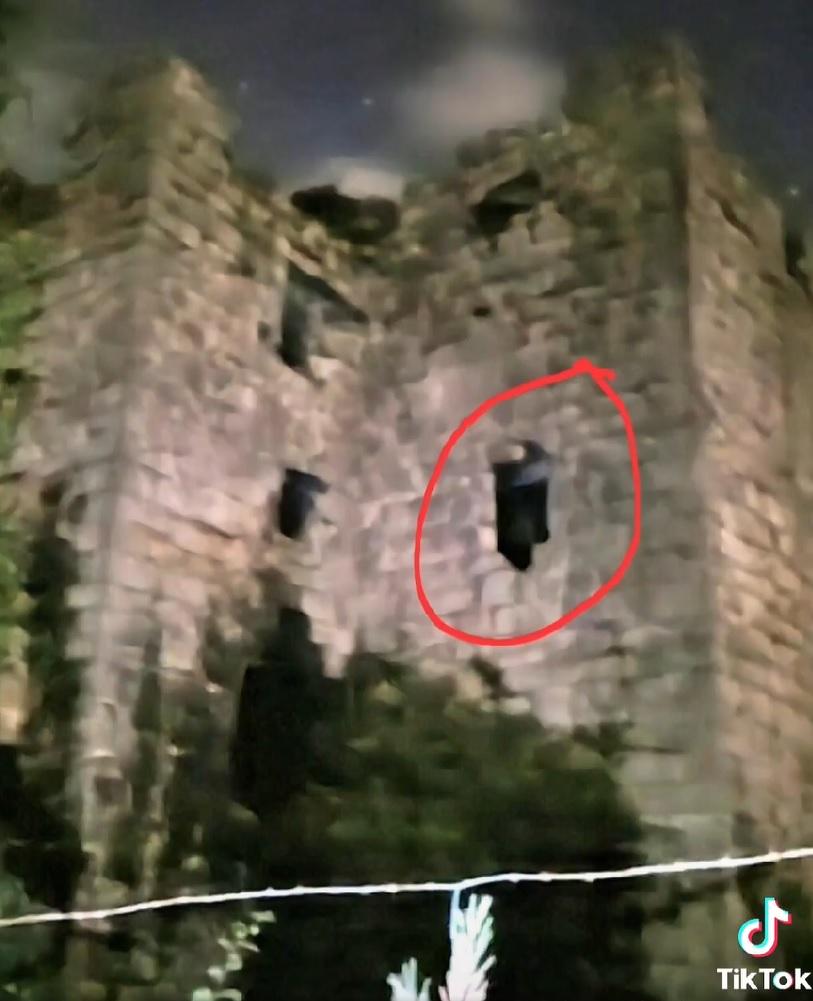 鬼屋|蘇格蘭百年古堡Almond Castle探險隊9月再次到訪時,疑拍到白衣女子在窗邊。(網上圖片)