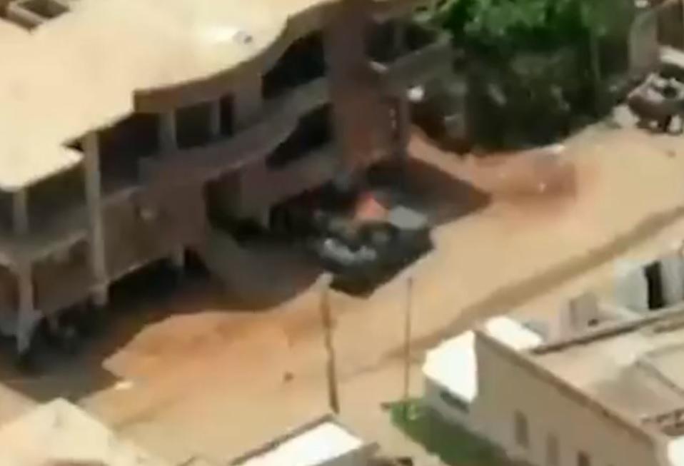 無人機成功擊中汽車。(影片截圖)