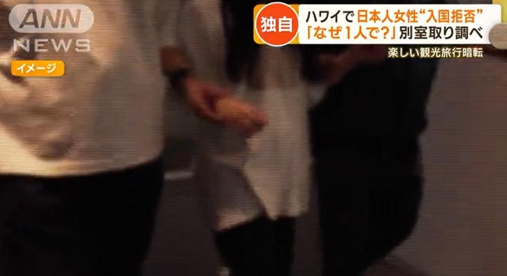 女子被帶到另一個房間進行審問。(ANN截圖)