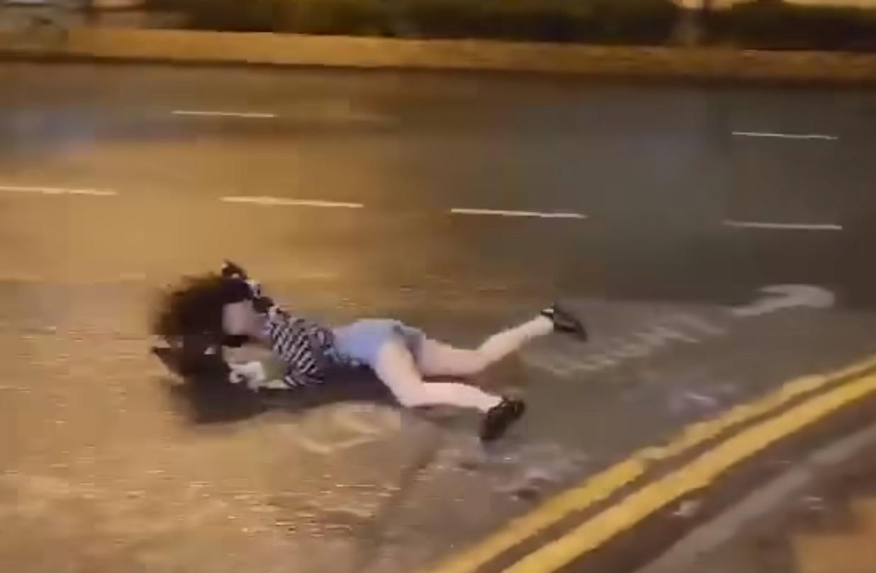 女子被吹跌後仍滑行數米。(影片截圖)