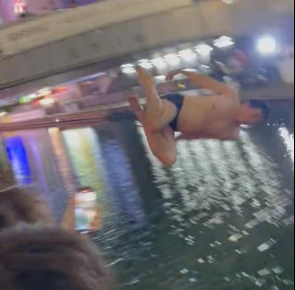 球迷改在河岸兩邊跳河。(X)