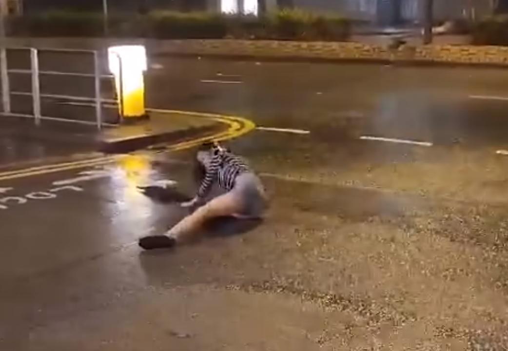 女子被吹跌後仍滑行數米。(影片截圖)