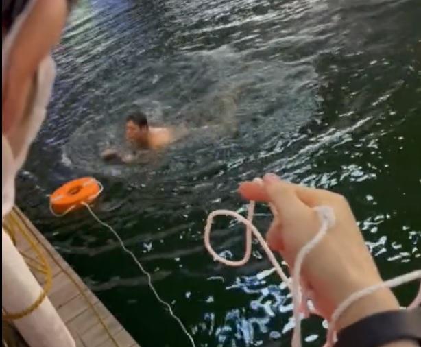 跳河後有人拋出救生圈。(影片截圖)