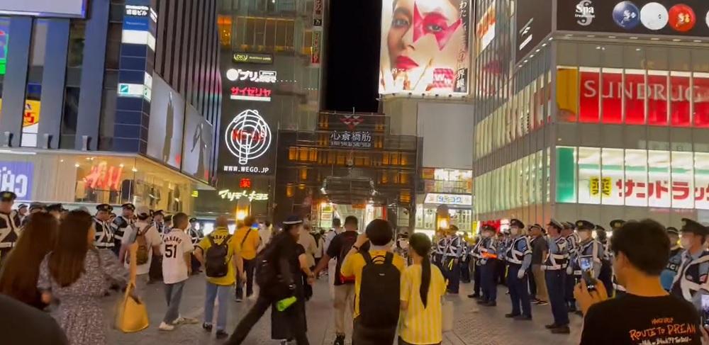 大阪警察部署大量警員守護戎橋的兩邊。(影片截圖)