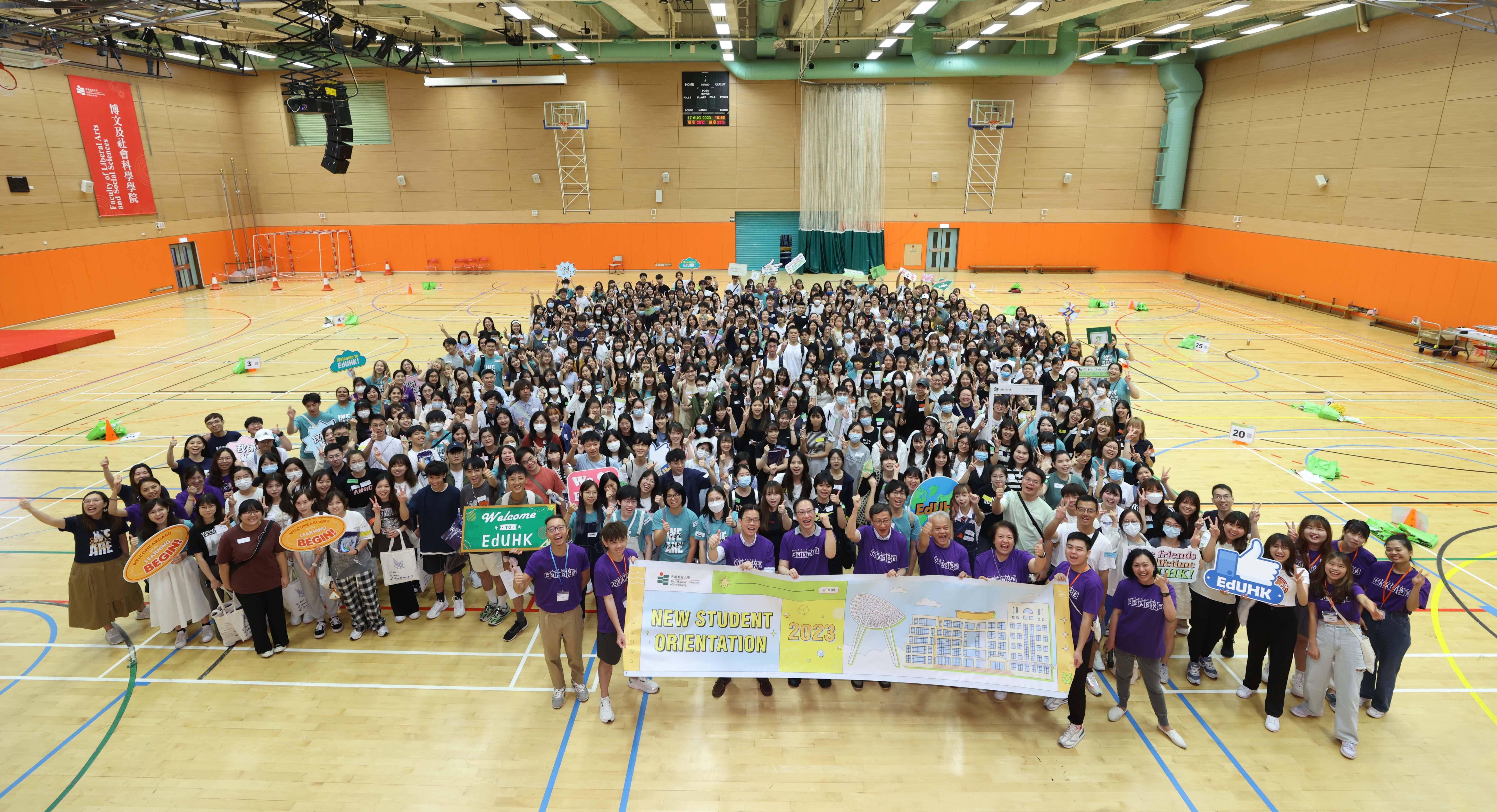 李子建早前參與迎新活動,與學生拍照留影(教大提供圖片)