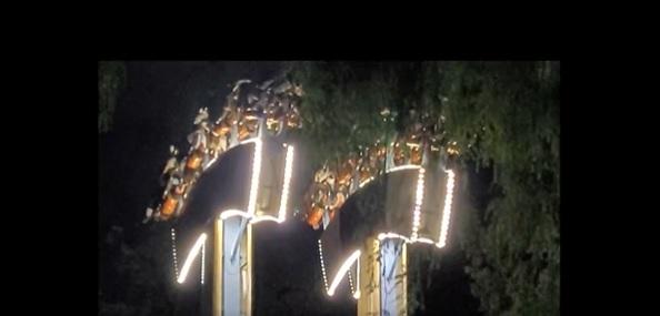 機動遊戲故障停擺,遊客們倒掛半空。(互聯網)