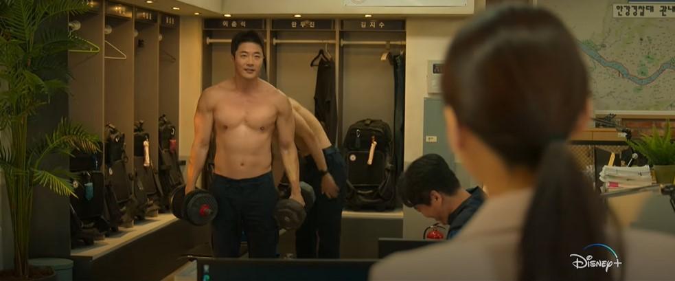 權相佑為《漢江刑警》又一次展示健碩體型。