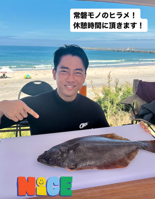 小泉進次郎衝浪後品嘗了比目魚生魚片。(小泉進次郎IG)