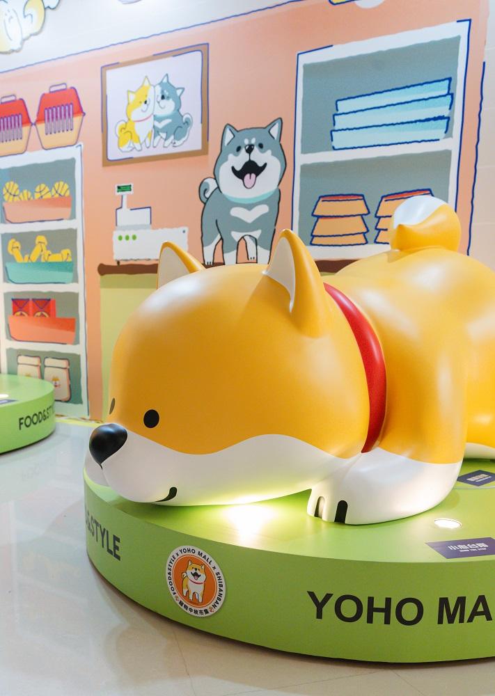 兩隻SHIBANBAN微笑柴犬一邊伏地讓賓客摸頭,一邊以「微笑」迎接大家光臨,讓粉絲們肆意與店長們打卡互動!