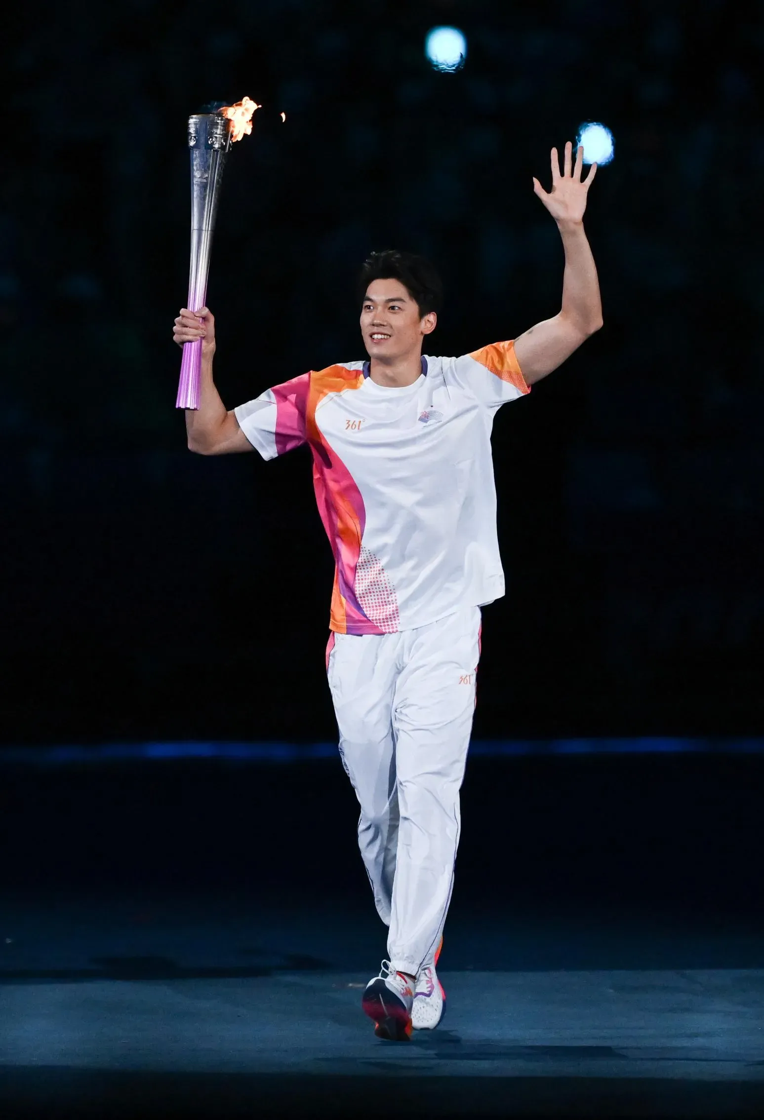 汪順擔任杭州亞運開幕式最後一棒火炬手。(圖/新華社)