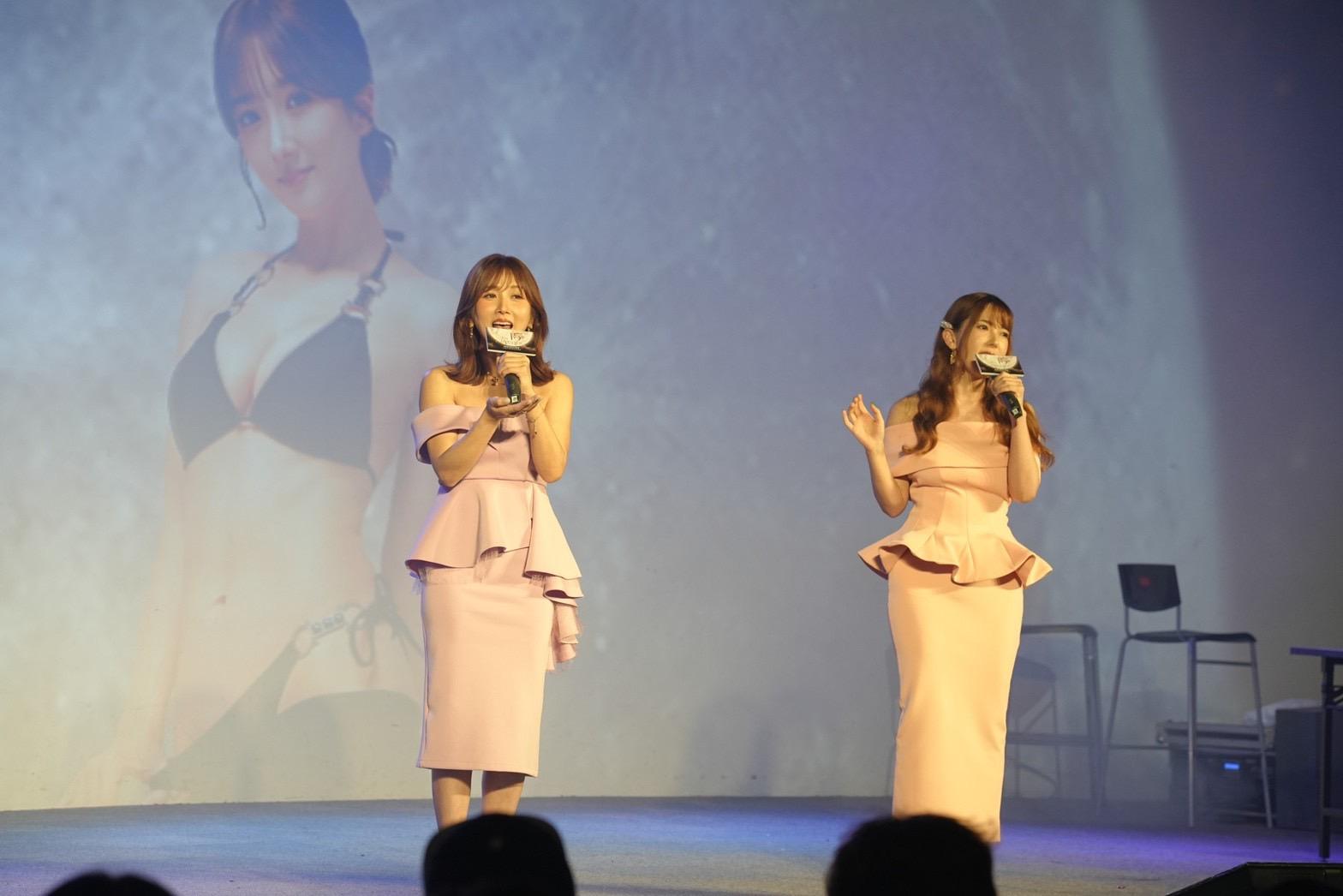 波多野結衣(右)與大槻響(左),24日在粉絲見面會中合唱。(圖/日商東櫻提供)