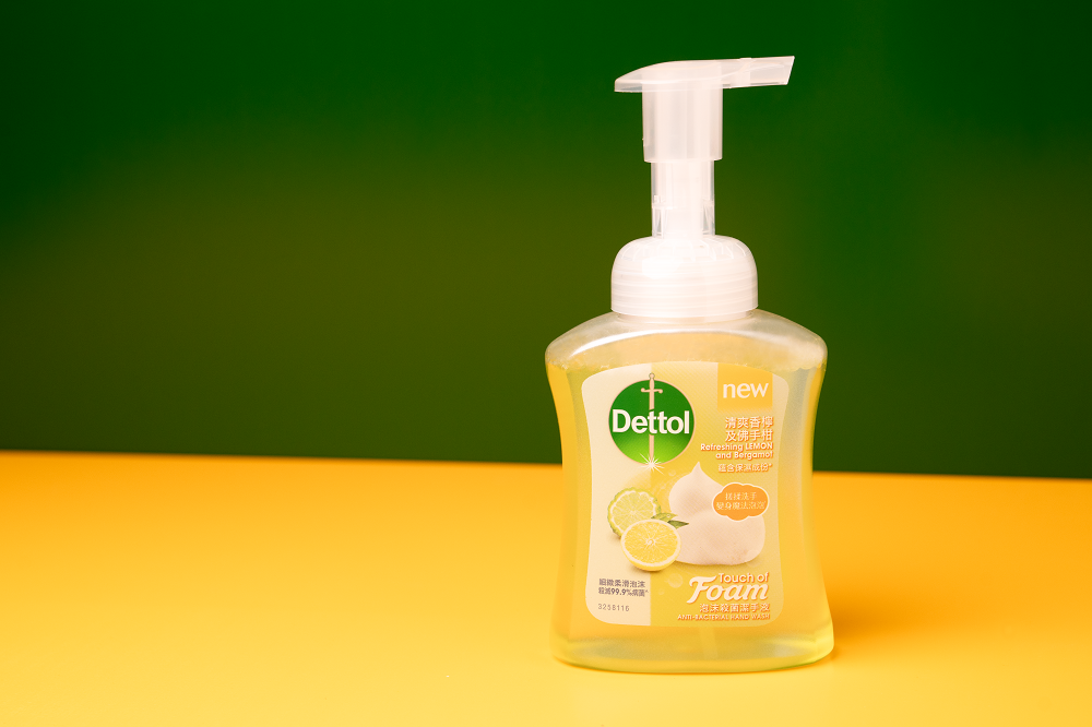 滴露泡沫潔手液—清爽香檸及佛手柑(250ml及補充裝450ml)(建議零售價:250ml $32.9 /補充裝450ml $51.9)│配方更特設泡泡變色提示,只要將泡沫均勻分佈於雙 手,搓揉洗手待泡泡變成白色後即表示完成正確的洗手時間,有趣 的魔法泡泡讓小朋友從此愛上洗手! 滴露清爽香檸及佛手柑泡沫潔手液備有泵裝及補充裝,更方便更環保,其蘊含保濕成份,更適合3歲以上小童使用。