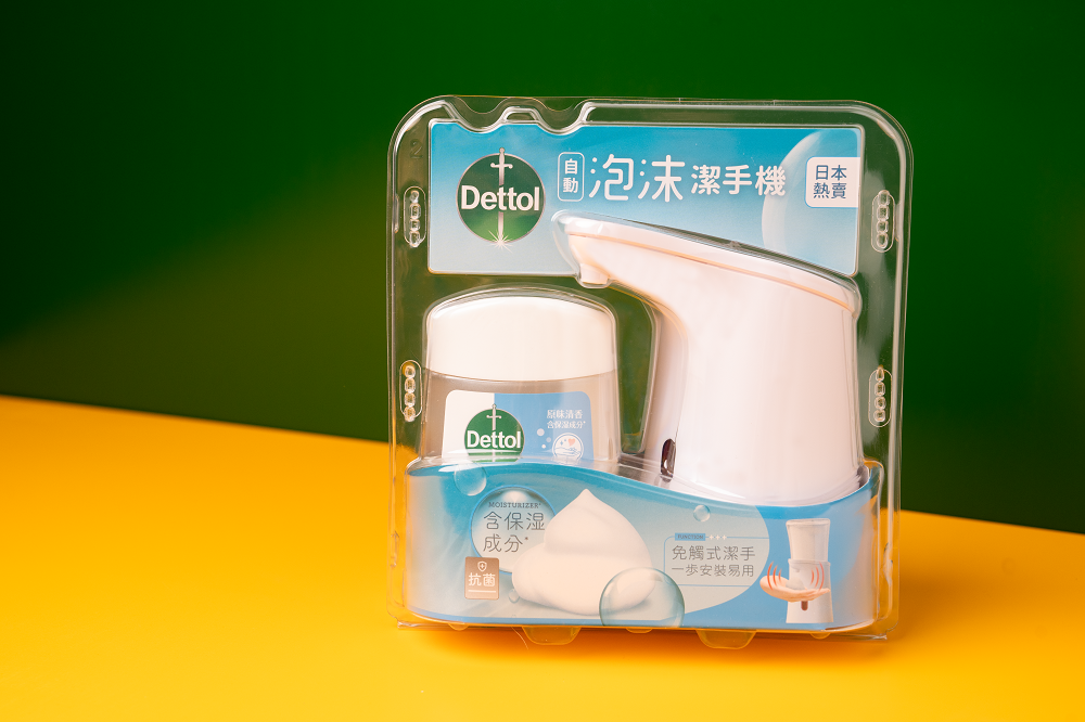 滴露泡沫潔手液機套裝(建議零售價:$199.9)│只要將手放在潔手機的噴嘴下便會有適量泡沫釋出,揉搓泡 沫至覆蓋雙手,讓綿密的泡沫能均勻分佈雙手以去除細菌,再以清 水徹底洗淨即可,讓你體驗清香柔滑的泡沫,同時擁有深受信賴的滴露防菌保護,免受細菌侵害。