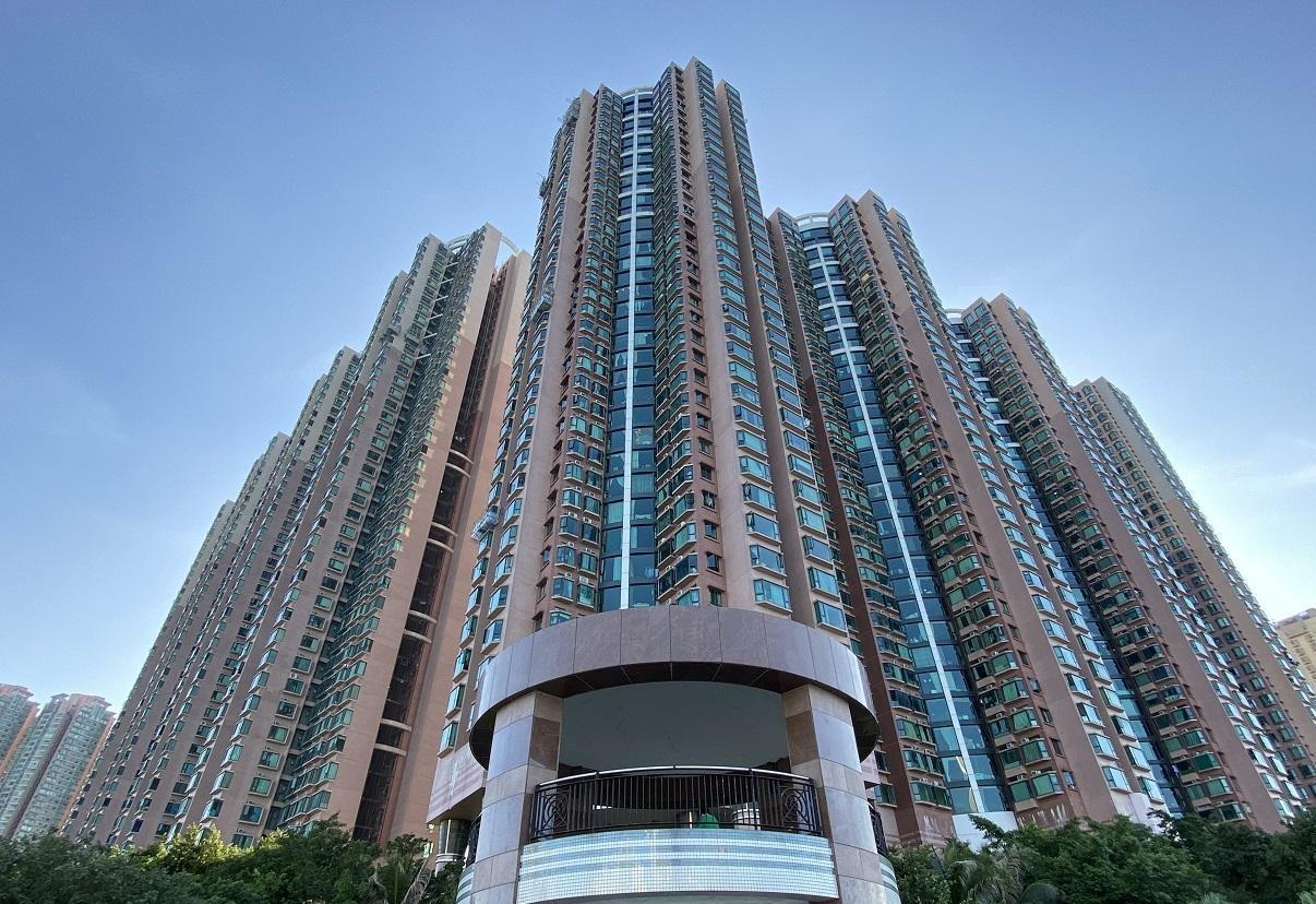 青衣灝景灣於過去周日連錄2宗劈價成交,包括一伙套四房海景單位,累減220萬元易手,原業主仍大賺離場。