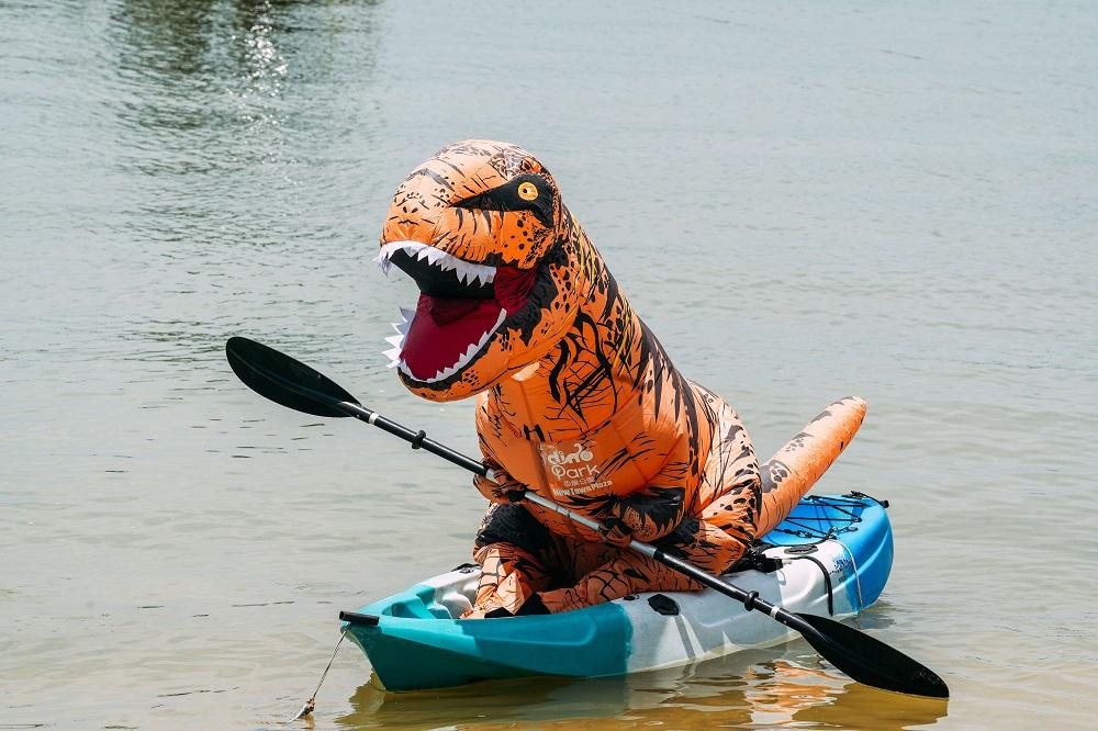 恐龍海上出沒注意!夏天當然要來一場下水禮,恐龍大使靜悄悄到烏溪沙沙灘划獨木舟,感受陽光與海灘。記得呀!做足安全措施及有教練陪同下才下水。