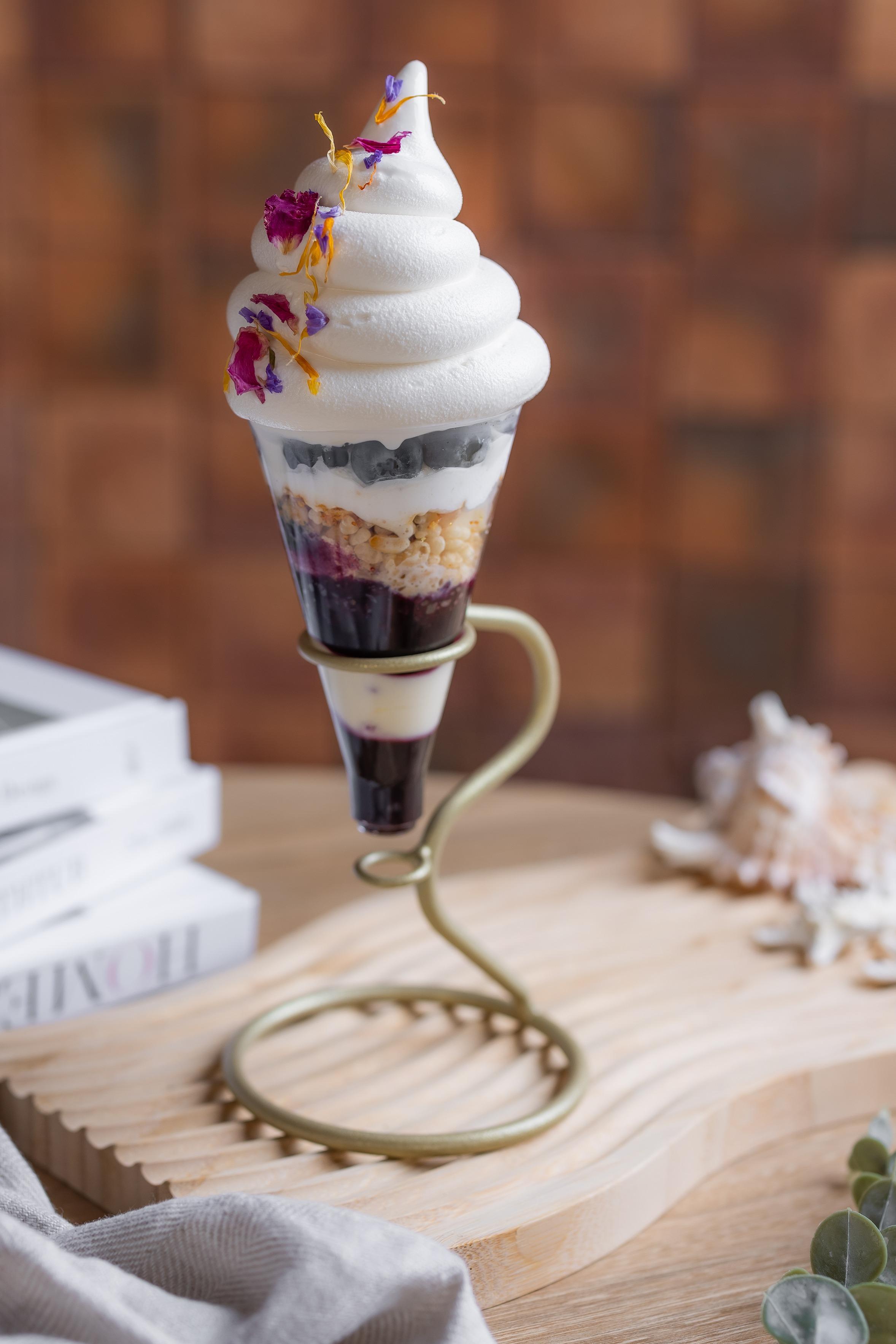 特濃5.0牛乳軟雪糕藍莓配芝士餅芭菲 $68