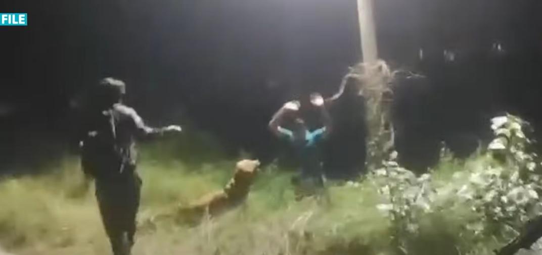 肯特帶領士兵找到可疑人士。(互聯網)