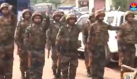 士兵列隊向肯特遺體行禮。(互聯網)