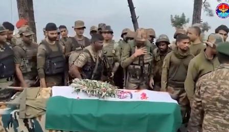 士兵觸摸肯特遺體,向牠表達敬意。(互聯網)