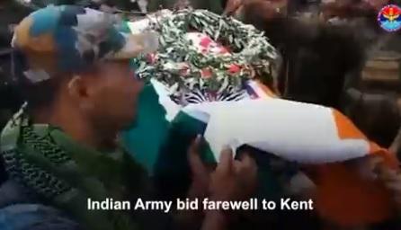 士兵把肯特遺體抬上救護車。(互聯網)